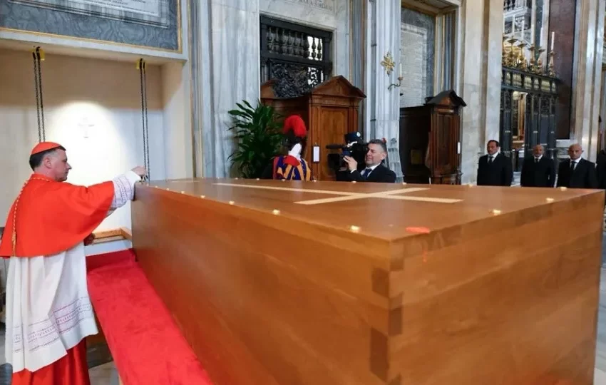 Papa Francisco já foi sepultado em cerimônia privada. Veja as imagens