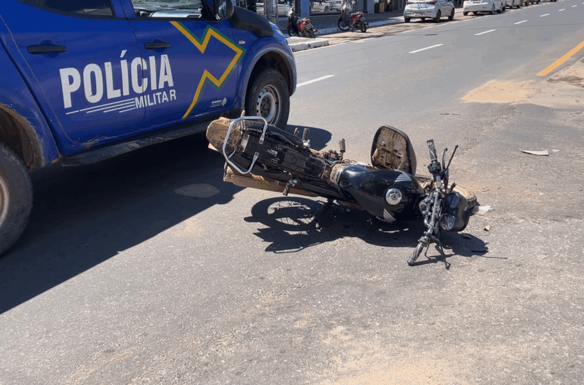  VEJA O VÍDEO: Colisão entre moto e carro em cruzamento na Av. Brasil