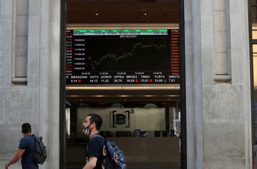  Bolsa aproxima-se de recorde com recuo de prévia da inflação