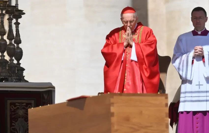  Cardeais iniciam votação de sucessor de Francisco preocupados com a união
