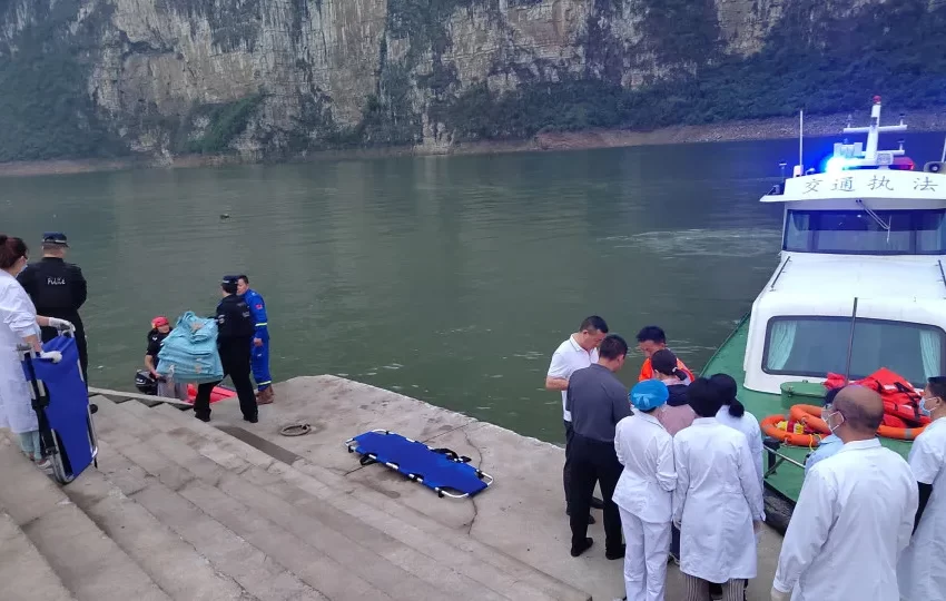  Dez mortos e 70 feridos em naufrágio de barcos com turistas na China