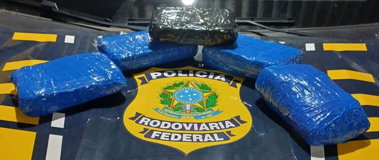  PRF apreende droga em ônibus de viagem interestadual em Ji-Paraná