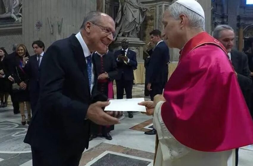  Alckmin entrega ao Papa convite para visitar o Brasil durante a COP30