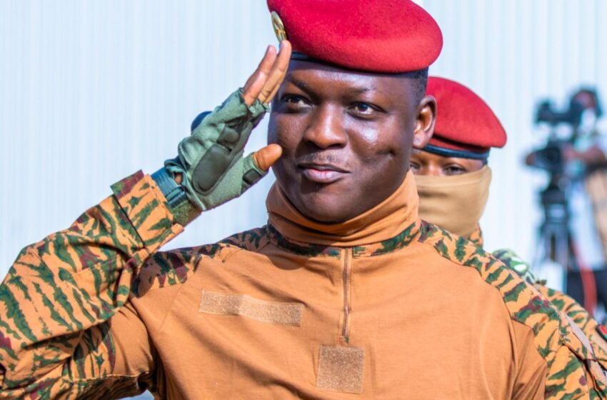  Líder anti-imperialista em Burkina Faso, Traoré se destaca na África