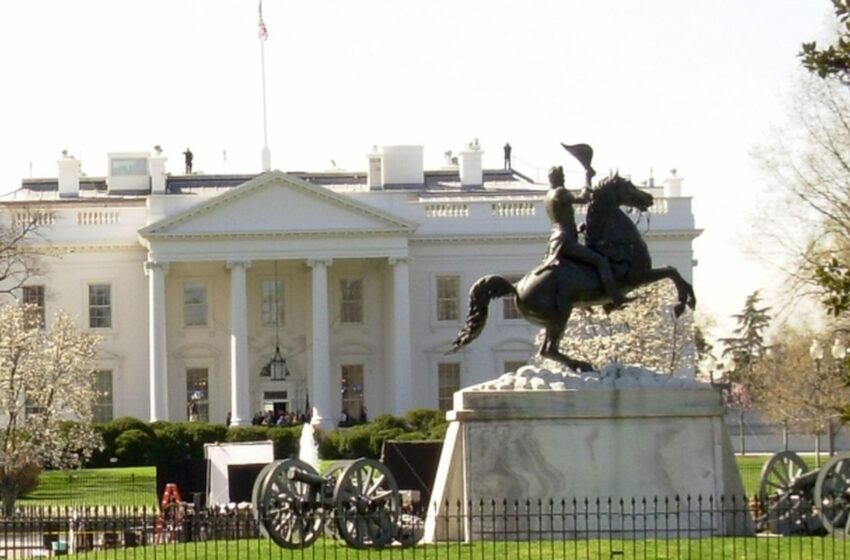  Rádios públicas dos EUA processam Trump após corte de verbas