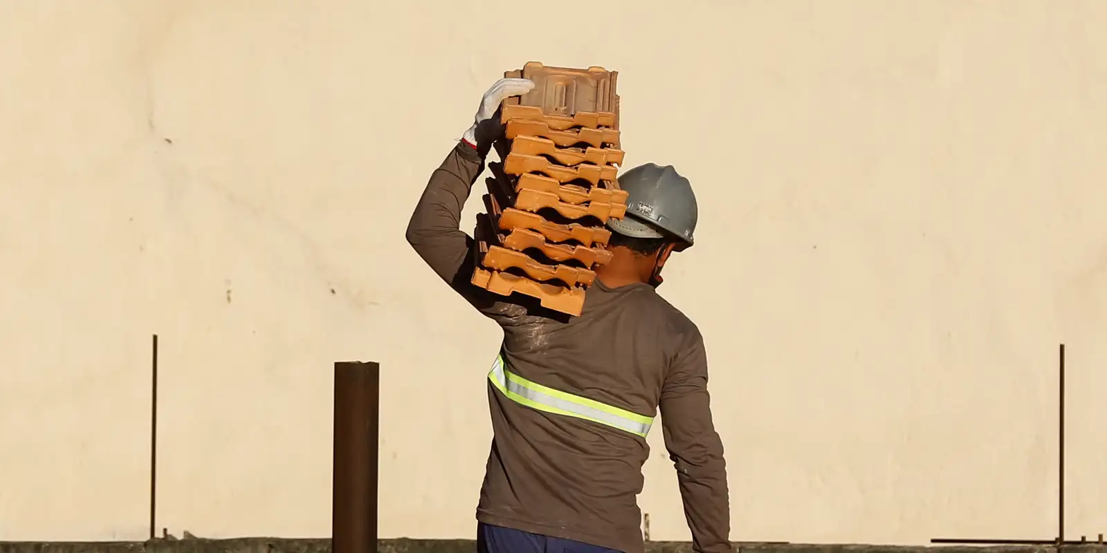  Salário na construção recua 22% em dez anos, diz IBGE