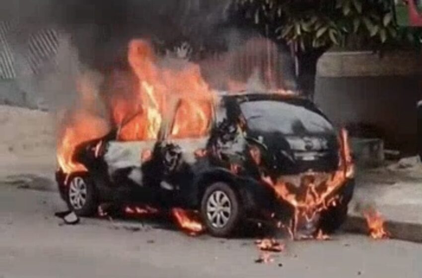  Incêndio criminoso destrói carro no meio da rua em Ji-Paraná