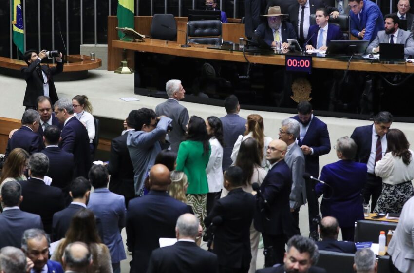  Câmara aprova projeto que reajusta salários de servidores públicos