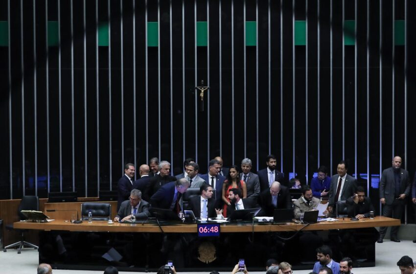  Câmara aprova urgência para PL que proíbe desconto automático no INSS