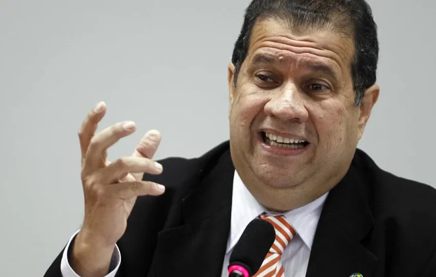  Lupi deve entregar o cargo nesta sexta, dizem auxiliares do governo