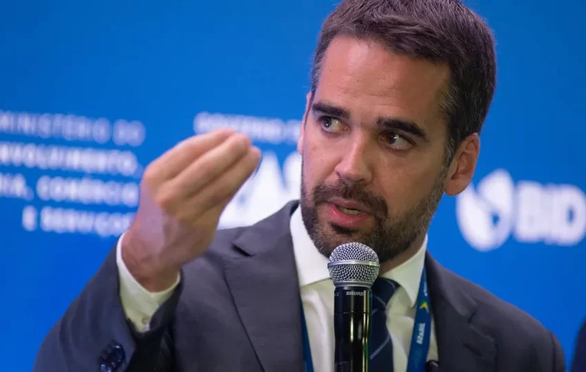  Eduardo Leite se coloca para 2026 pelo PSD, mas rejeita disputa com Ratinho Jr. e admite apoiar Tarcísio
