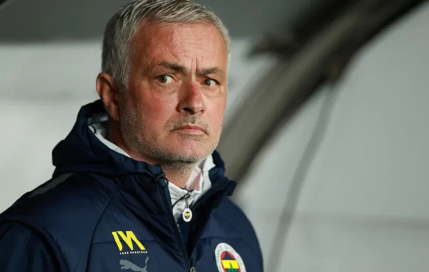  José Mourinho lidera apostas para assumir o Manchester United