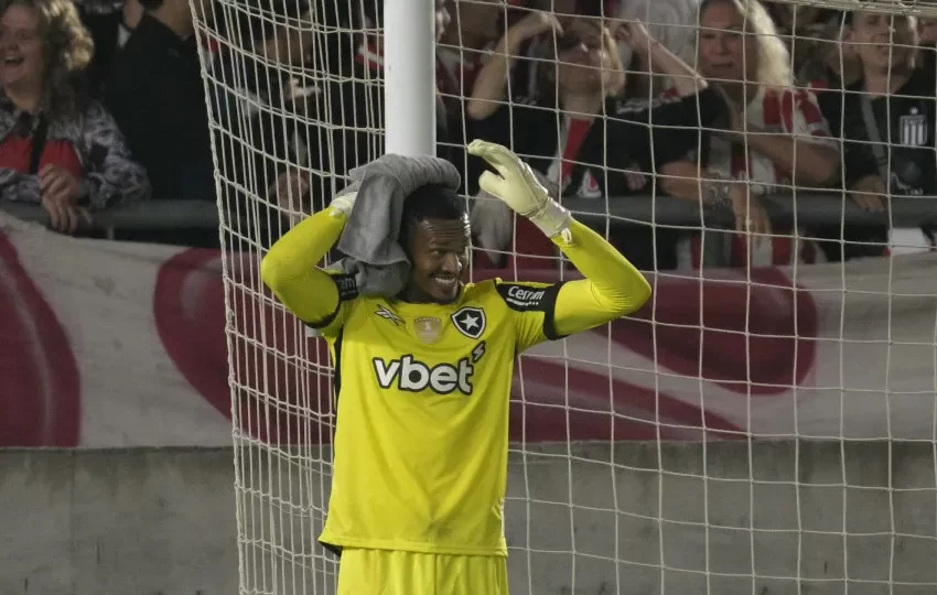  Bahia vence Botafogo com show de Pulga, chuva e vermelho cancelado a John