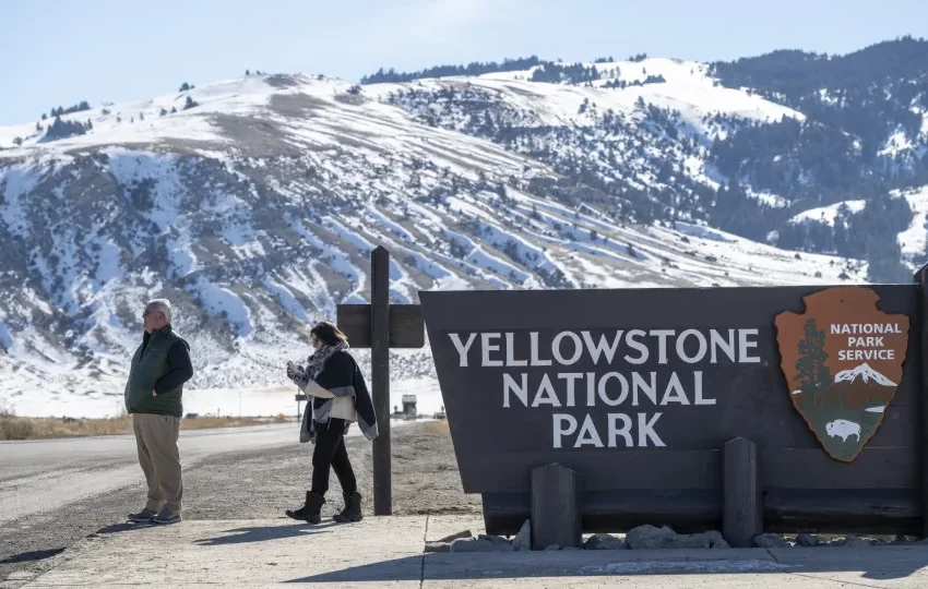  Acidente envolvendo van com turistas deixa 7 mortos perto de Yellowstone