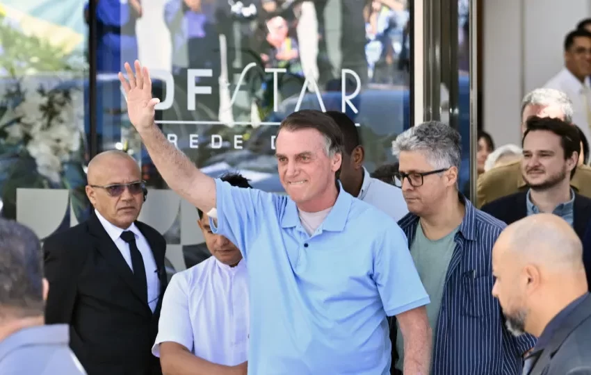  Bolsonaro recebe alta e deixa hospital três semanas após cirurgia