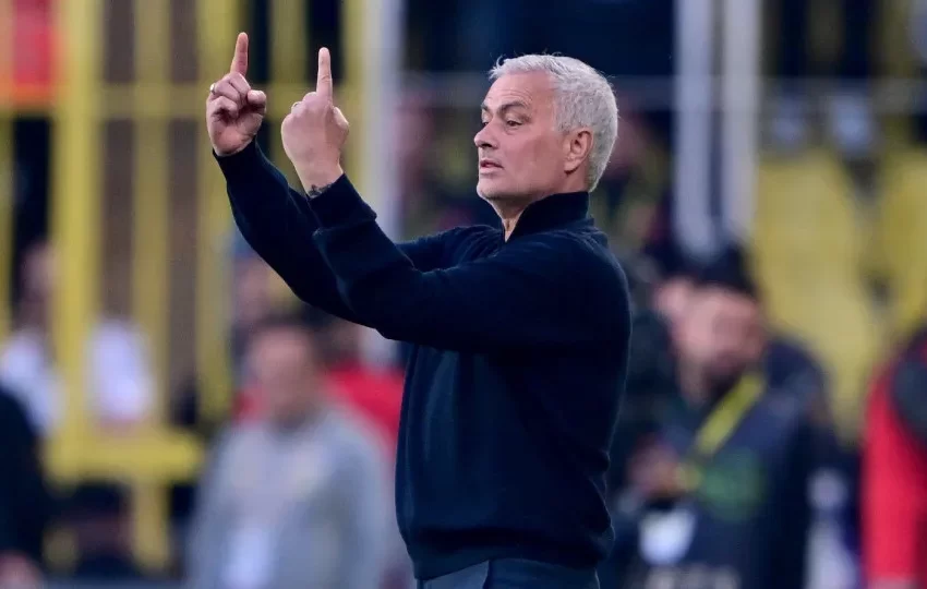  Mourinho critica arbitragem após derrota no clássico de Istambul