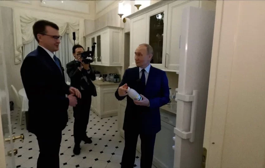 Academia e portas com ouro: Putin faz visita guiada em uma de suas casas