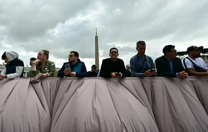  2º dia do conclave atrai milhares ao Vaticano; veja as imagens