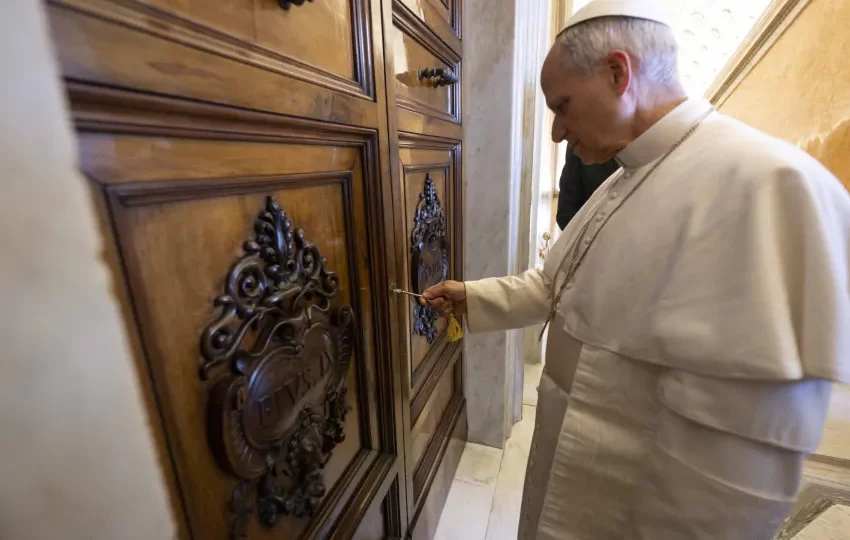  Leão 14 reabre apartamento papal selado após morte de Francisco