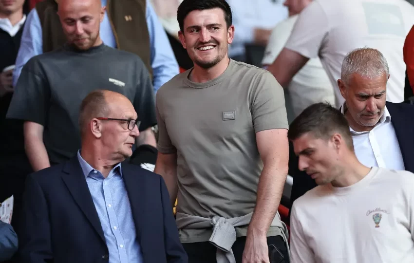  Maguire vai ao estádio ver ex-clube garantir vaga na final do playoff