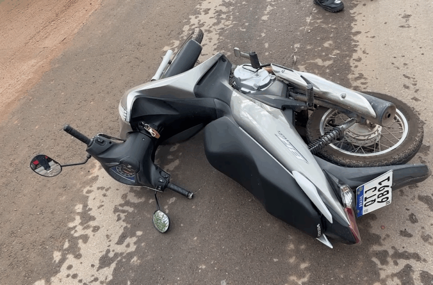  Mulher cai de moto após manobra de ciclista em Ji-Paraná
