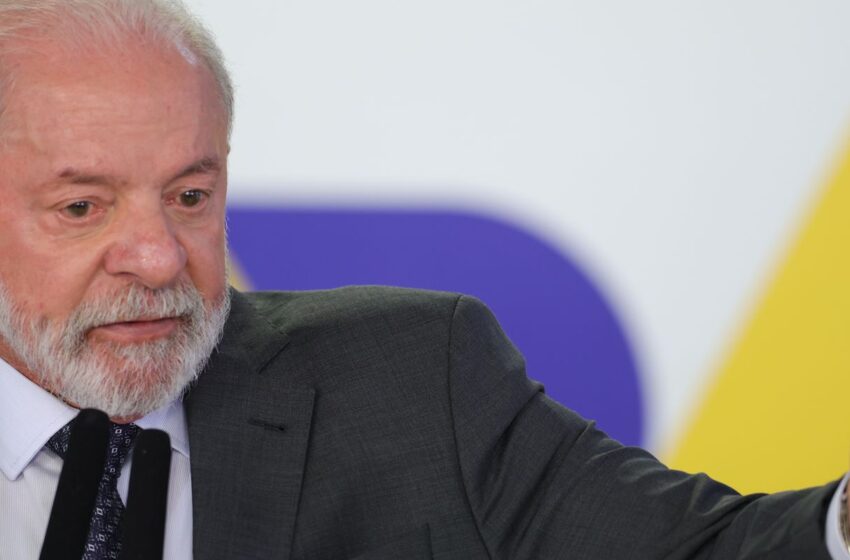  Lula chega a Paris para visita de Estado e encontro com empresários