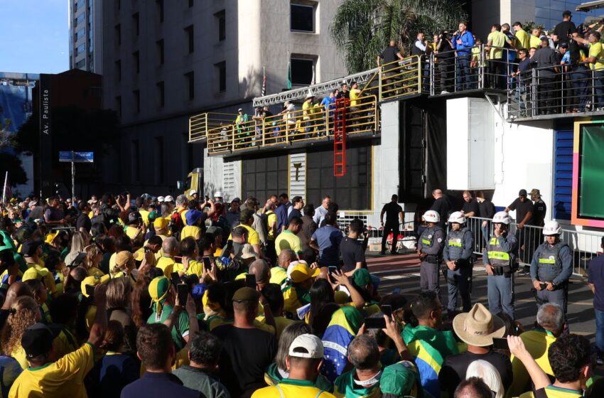  Ato em SP reúne apoiadores de Bolsonaro contra julgamento no STF