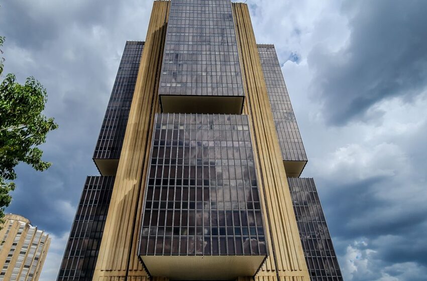  Copom eleva juros básicos da economia para 15% ao ano