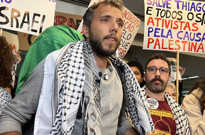  Thiago Ávila chega ao Brasil e é recebido por grupo pró-Palestina