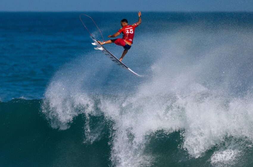  Italo Ferreira brilha com aéreo para alcançar quartas da etapa do Rio