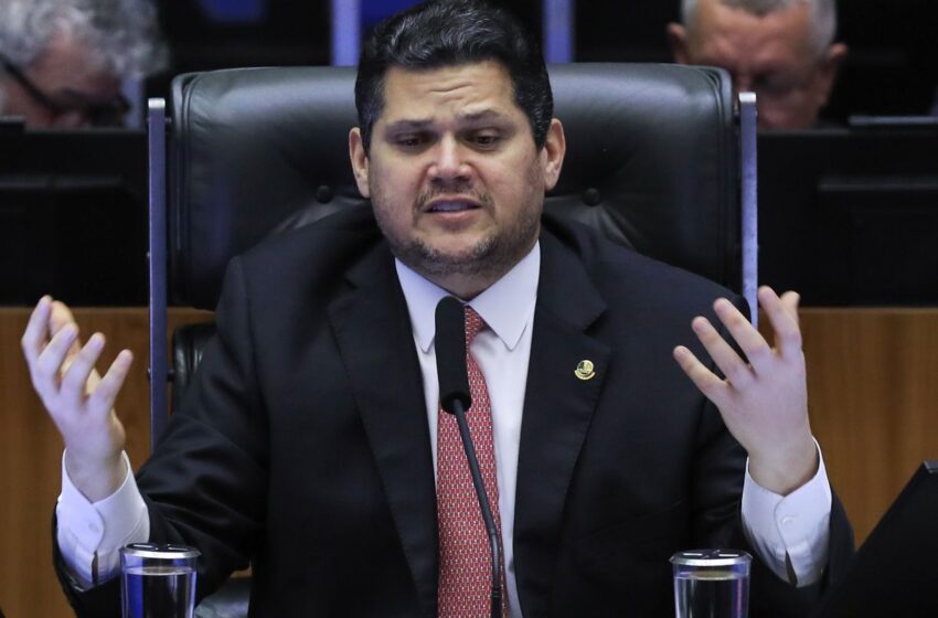  Alcolumbre lê requerimento que cria CPMI sobre fraudes no INSS