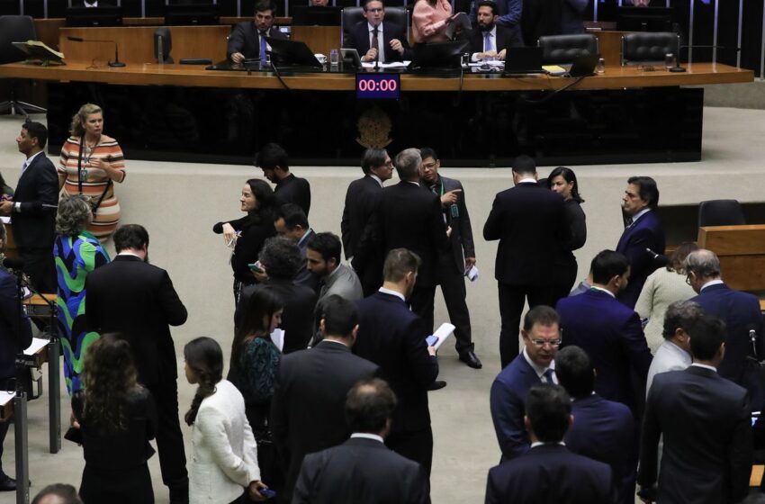  Governo ainda avalia se vai ao Supremo por IOF, diz AGU