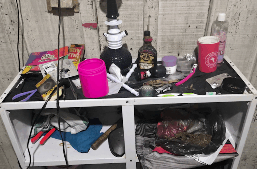  Polícia Militar Fecha Ponto de Tráfico em Casa Abandonada e Prende Dois Homens