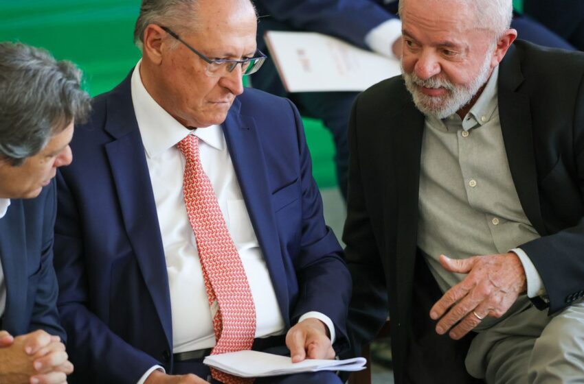  Governo vai trabalhar para reverter taxação dos EUA, diz Alckmin