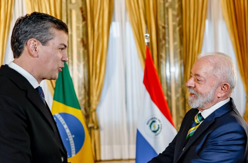  Lula e Santiago Peña conversam sobre caso de espionagem da Abin