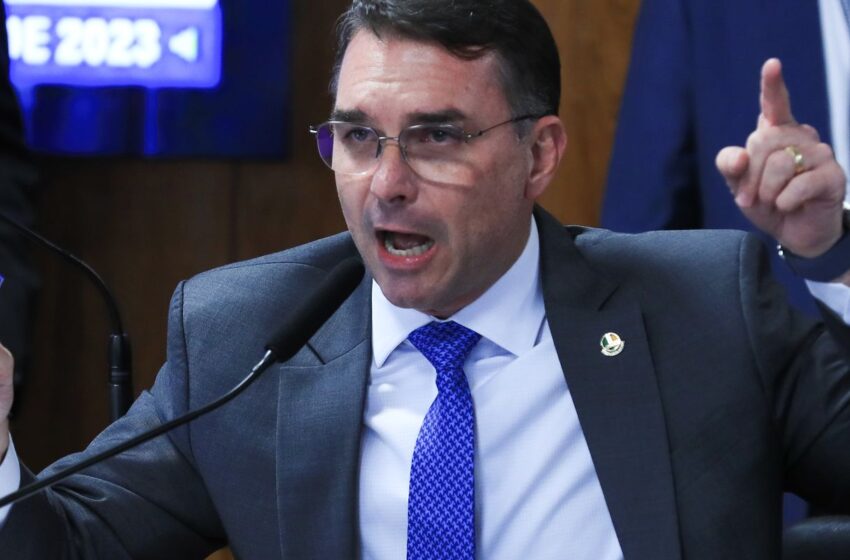  Flávio Bolsonaro desembarca na Europa durante operação na casa do pai