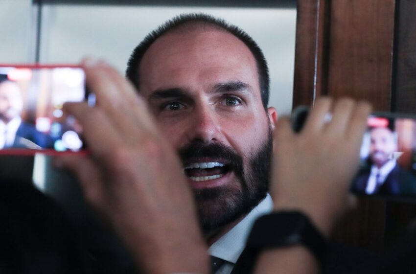  Eduardo Bolsonaro diz que não vai renunciar ao mandato de deputado