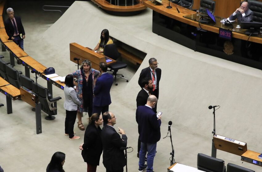  Câmara vota urgência de projeto que reduz benefícios fiscais federais