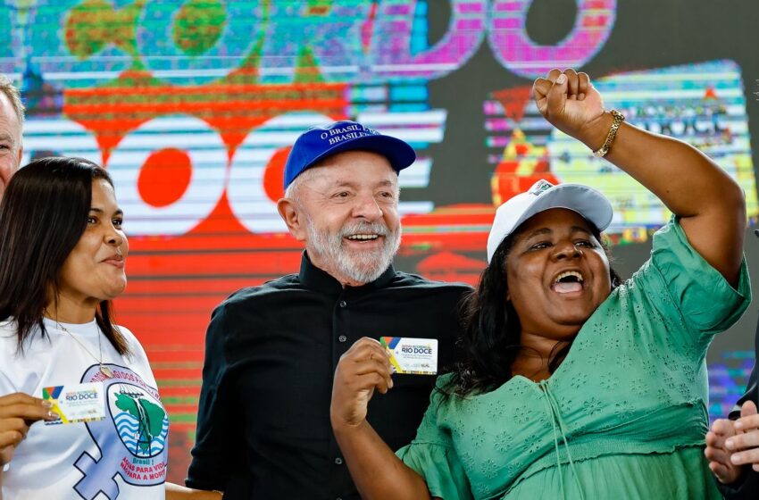  Lula anuncia R$ 3,7 bi para atingidos por lama da barragem em Mariana