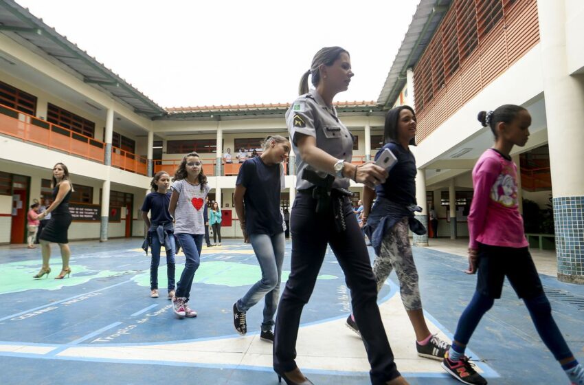  Estudantes se articulam contra o modelo cívico-militar em Minas Gerais