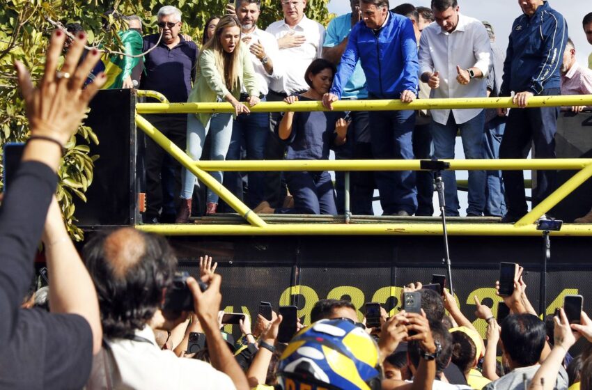  De tornozeleira, Bolsonaro participa de motociata em Brasília