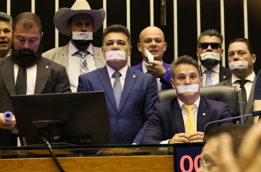  Oposição ocupa plenários por anistia a 8/01 e impeachment de Moraes