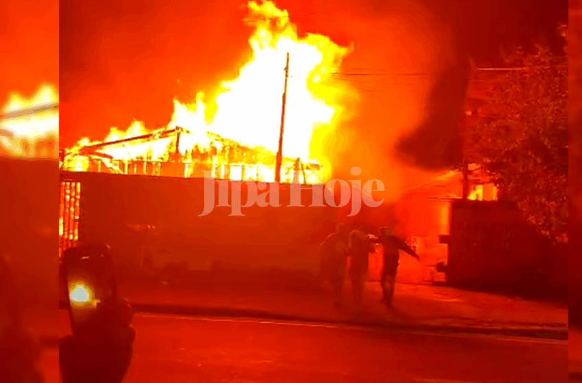  Casa é Consumida por Incêndio na Rua Manoel Franco em Ji-Paraná