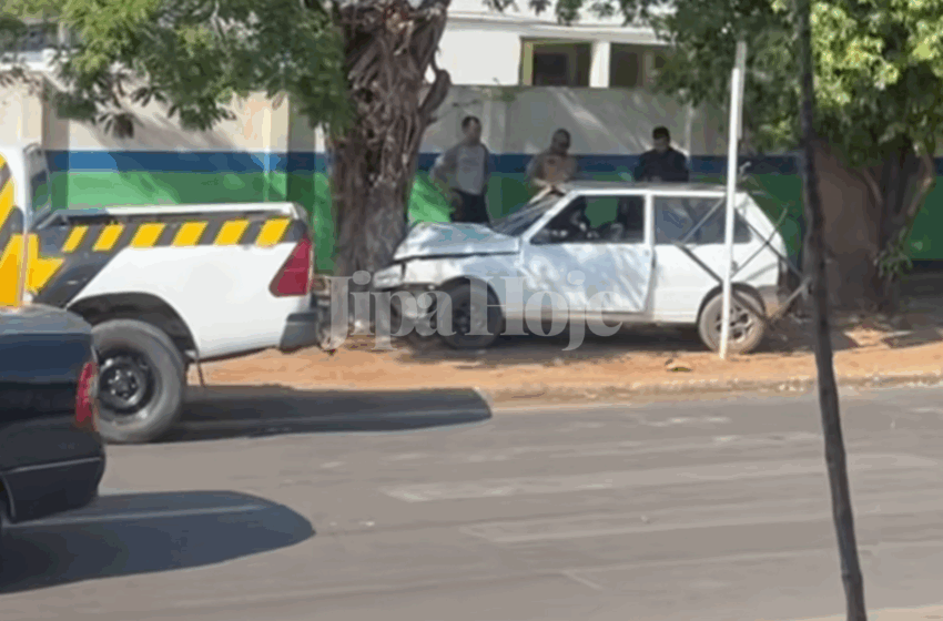  Motorista Fica Ferido Após Carro Perder o Freio e Bater em Árvore