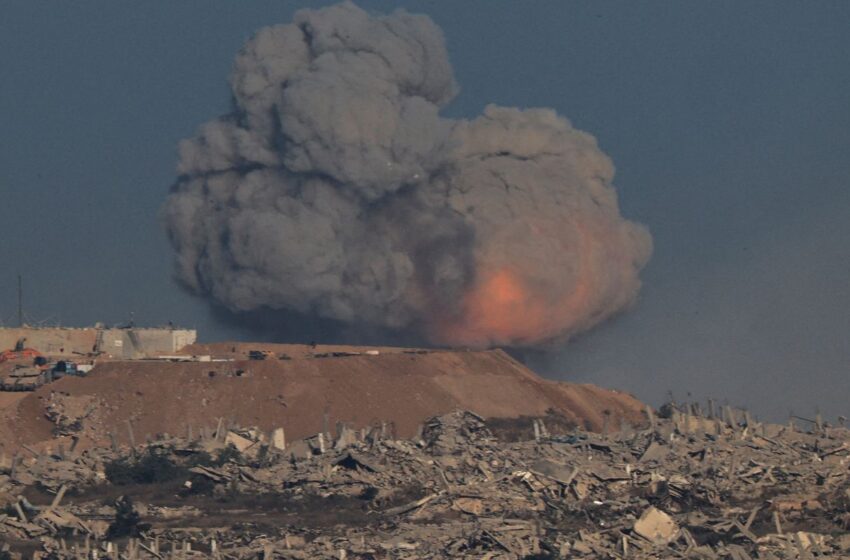  Forças israelenses bombardeiam subúrbios da Cidade de Gaza