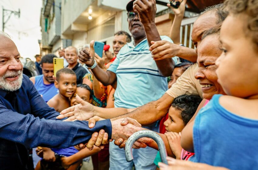  Lula entrega 599 títulos de terra em antiga área de palafitas em PE 