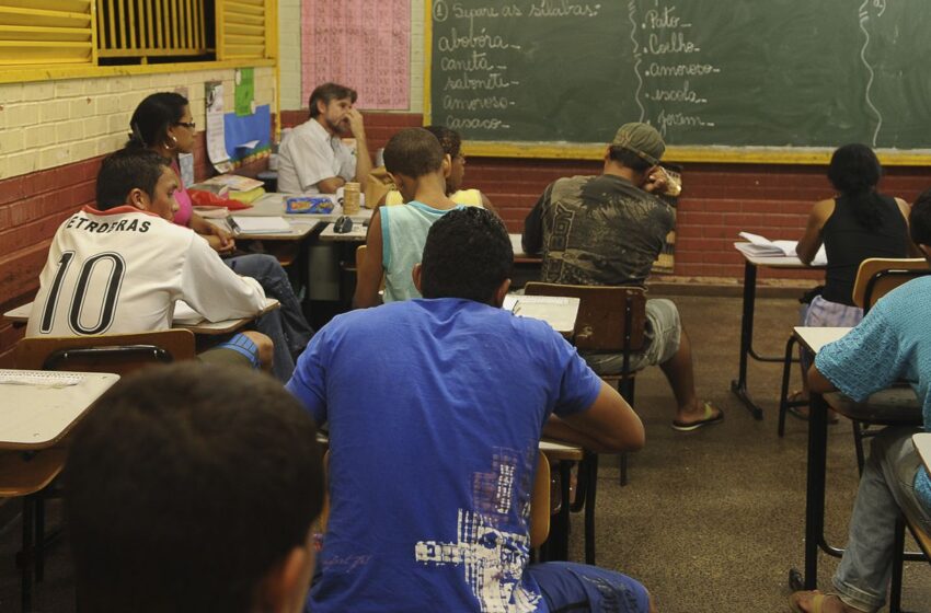  Nascidos em setembro e outubro recebem quinta parcela do Pé-de-Meia