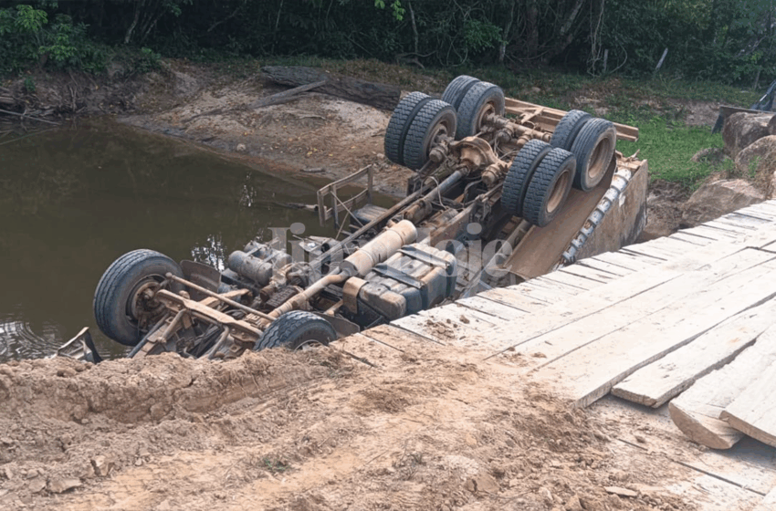  Caminhão da Prefeitura Tomba em Córrego na Zona Rural de Ji-Paraná