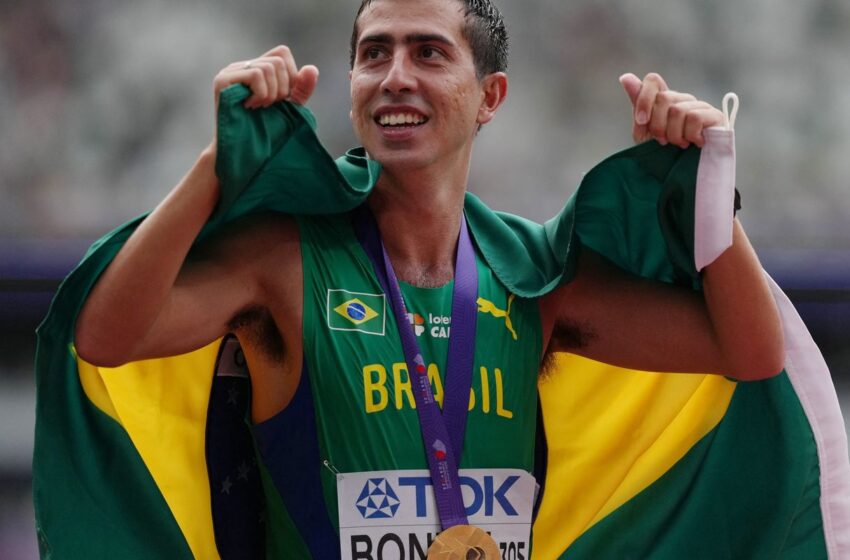  Caio Bonfim é campeão mundial dos 20 km da marcha atlética em Tóquio