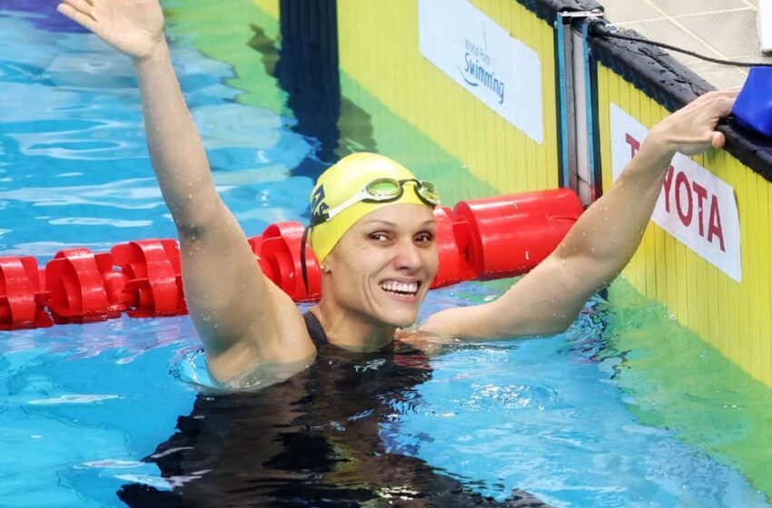  Carol Santiago é tricampeã mundial dos 100m costas em Singapura